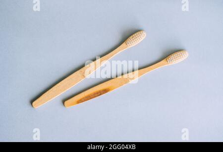 Brosses à dents en bambou à base de matériaux naturels, isolées sur fond gris, gros plan. Banque D'Images