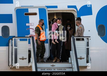 Madrid, Espagne. 27 août 2021. Le peuple afghan débarque du dernier avion avec des évacués d'Afghanistan dans la base aérienne militaire de Torrejon. L'Espagne a achevé l'évacuation de ses citoyens et de son peuple afghan de Kaboul un jour après les attentats à l'aéroport de Kaboul. Credit: Marcos del Mazo/Alay Live News Banque D'Images