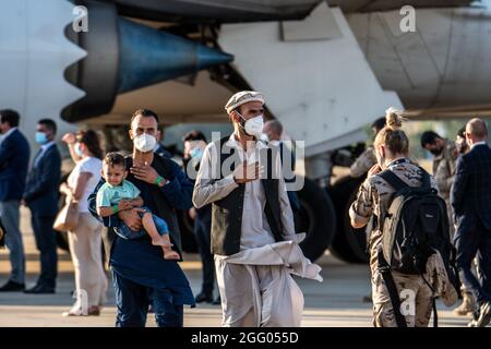 Madrid, Espagne. 27 août 2021. Le peuple afghan débarque du dernier avion avec des évacués d'Afghanistan dans la base aérienne militaire de Torrejon. L'Espagne a achevé l'évacuation de ses citoyens et de son peuple afghan de Kaboul un jour après les attentats à l'aéroport de Kaboul. Credit: Marcos del Mazo/Alay Live News Banque D'Images