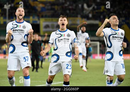 Vérone, Italie. 27 août 2021. Les inter joueurs Milan Skriniar, Nicolo Barella, Lautaro Martinez du FC Internazionale célèbrent après la victoire le Serie UN match de football 2021/2022 entre Hellas Verona et le FC Internazionale au stade Marcantonio Bentegodi à Vérone (Italie), le 27 août 2021. Photo Andrea Staccioli/Insidefoto crédit: Insidefoto srl/Alamy Live News Banque D'Images