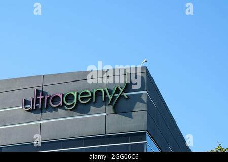 Panneau au sommet du siège d'Ultragenyx à Brisbane, en Californie, une société biopharmaceutique et biotechnologique de la Silicon Valley. Banque D'Images