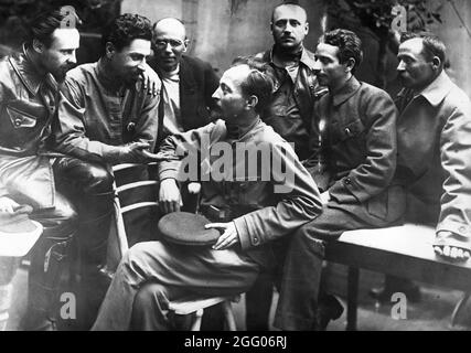 Felix Dzerzhinsky le chef de la première police secrète soviétique force le Cheka avec ses hommes. Cheka est devenu le NKVD puis KGB Banque D'Images