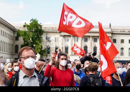 Berlin, Allemagne. 27 août 2021. Les gens assistent à un rassemblement électoral du Parti social-démocrate (SPD) pour les élections fédérales allemandes à Berlin, capitale de l'Allemagne, le 27 août 2021. Un mois avant les élections fédérales en Allemagne, le Parti social-démocrate (SPD) a rattrapé l'Union conservatrice (CDU/CSU), selon le Politbaromètre publié vendredi par la chaîne publique ZDF. Credit: Stefan Zeitz/Xinhua/Alay Live News Banque D'Images