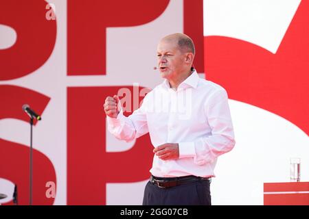 Berlin, Allemagne. 27 août 2021. Le candidat au poste de chancelier du Parti social-démocrate (SPD), OLAF Scholz, prononce un discours lors d'un rassemblement électoral pour les élections fédérales allemandes à Berlin, capitale de l'Allemagne, le 27 août 2021. Un mois avant les élections fédérales en Allemagne, le Parti social-démocrate (SPD) a rattrapé l'Union conservatrice (CDU/CSU), selon le Politbaromètre publié vendredi par la chaîne publique ZDF. Credit: Stefan Zeitz/Xinhua/Alay Live News Banque D'Images