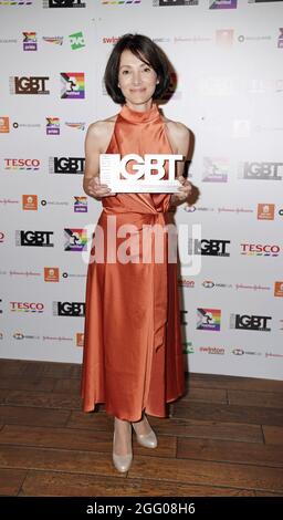 Sharon Hague avec son prix HSBC UK Business Ally lors des British LGBT Awards 2021 à la brasserie de Londres. Date de la photo : vendredi 27 août 2021. Banque D'Images