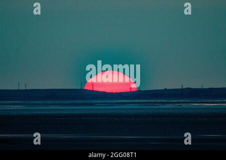 Morecambe Bay, Lancashire, Royaume-Uni. 27 août 2021. Le soleil se couche sur la péninsule de Lakeland Sud crédit: PN News/Alay Live News Banque D'Images