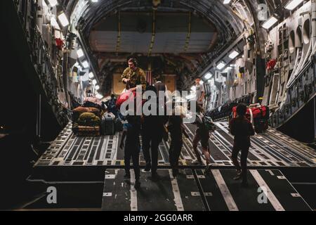 Kaboul, Afghanistan. 23 août 2021. Les personnes évacuées embarquent à bord d'un Boeing C-17 Globemaster III lors d'une évacuation à l'aéroport international Hamid Karzaï le 23 août 2021 à Kaboul, en Afghanistan. Les forces américaines et alliées continuent d'évacuer les citoyens et les détenteurs de visas à usage spécial dans le cadre de l'opération alliés refuge. Credit: Planetpix/Alamy Live News Banque D'Images