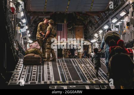 Kaboul, Afghanistan. 23 août 2021. Les personnes évacuées embarquent à bord d'un Boeing C-17 Globemaster III lors d'une évacuation à l'aéroport international Hamid Karzaï le 23 août 2021 à Kaboul, en Afghanistan. Les forces américaines et alliées continuent d'évacuer les citoyens et les détenteurs de visas à usage spécial dans le cadre de l'opération alliés refuge. Credit: Planetpix/Alamy Live News Banque D'Images