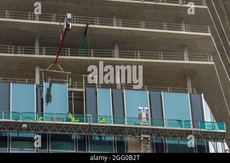 Travailleurs qui insèrent des fenêtres dans un immeuble de grande hauteur, Francfort-sur-le-main, Allemagne Banque D'Images