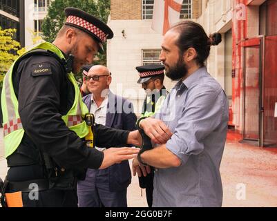 Londres, Angleterre, Royaume-Uni 27 août 2021 le cinquième jour des manifestations de la rébellion d'extinction à Londres, des activistes couvrent le Guildhall dans le sang factice dans le cadre d'une protestation contre la corruption économique et son rôle dans le changement climatique et l'oppression Banque D'Images