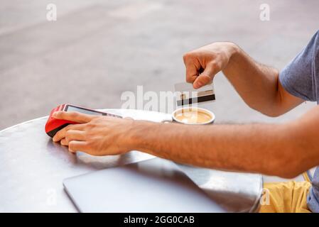 Homme méconnaissable payant par carte de crédit Banque D'Images