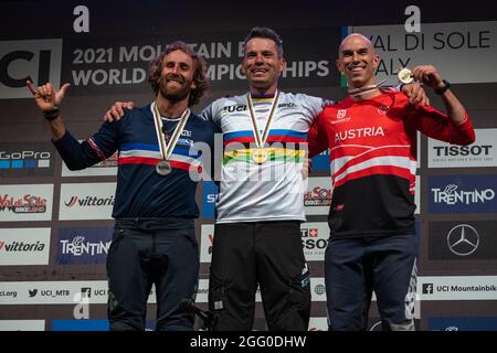 Podium de la mens pendant la quatre Croix (4X), 1ère place Tomas SLAVIK de la République tchèque, 2ème place Adrien LORON de France, 3ème place Hannes SLAVIK de l'Autriche, 2021 Championnats du monde MTB, course de vélo de montagne le 27 août 2021 à Val Di Sole, Italie - photo Olly Bowman / DPPI Banque D'Images