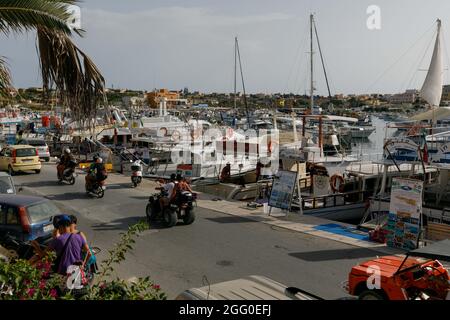 Lampedusa, Italie. 27 août 2021. L'industrie touristique de la fin de l'été remplit le port de Lampedusa. La minuscule île méditerranéenne italienne de Lampedusa, à environ 50 kilomètres de la Tunisie par mer, est souvent le premier contact européen pour les migrants et les réfugiés, et a été inondée par ces deux pays par intermittence. (Photo de John Rudoff/Sipa USA) crédit: SIPA USA/Alay Live News Banque D'Images