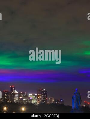 Greenwich, Londres, Royaume-Uni. 27 août 2021. Le borealis au-dessus de Canary Wharf. Lors de sa soirée de lancement publique officielle, « Borealis » de Dan Archer illumine le ciel au-dessus de l'Old Royal Naval College dans le Royal Borough de Greenwich, et peut être vu depuis la Tamise et Canary Wharf. 'Borealis' est une reconstitution hypnotique des aurores boréales dans le ciel. Il fait partie du festival annuel de Greenwich et des Docklands, qui se tiendra du 27 août au 11 septembre 2021. Credit: Imagetraceur/Alamy Live News Banque D'Images