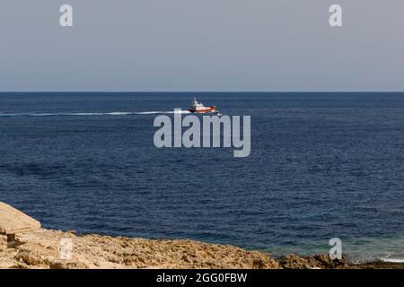 Lampedusa, Italie. 27 août 2021. Un navire de la Garde côtière italienne se dirige vers la Méditerranée pour localiser les réfugiés en mer. La minuscule île méditerranéenne italienne de Lampedusa, à environ 50 kilomètres de la Tunisie par mer, est souvent le premier contact européen pour les migrants et les réfugiés, et a été inondée par ces deux pays par intermittence. (Photo de John Rudoff/Sipa USA) crédit: SIPA USA/Alay Live News Banque D'Images