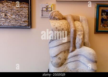 Lampedusa, Italie. 27 août 2021. 'Il Naufrago', une sculpture d'Antonio Demaria, se trouve dans le bureau du maire Martello. La minuscule île méditerranéenne italienne de Lampedusa, à environ 50 kilomètres de la Tunisie par mer, est souvent le premier contact européen pour les migrants et les réfugiés, et a été inondée par ces deux pays par intermittence. (Photo de John Rudoff/Sipa USA) crédit: SIPA USA/Alay Live News Banque D'Images