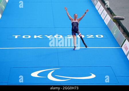 Melissa Stockwell, aux États-Unis, franchit la ligne pour terminer cinquième dans le triathlon de la PTS2 féminine au parc marin d'Odaiba au cours du quatrième jour des Jeux paralympiques de Tokyo de 2020 au Japon. Date de la photo: Samedi 28 août 2021. Banque D'Images