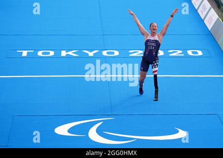 Melissa Stockwell, aux États-Unis, franchit la ligne pour terminer cinquième dans le triathlon de la PTS2 féminine au parc marin d'Odaiba au cours du quatrième jour des Jeux paralympiques de Tokyo de 2020 au Japon. Date de la photo: Samedi 28 août 2021. Banque D'Images