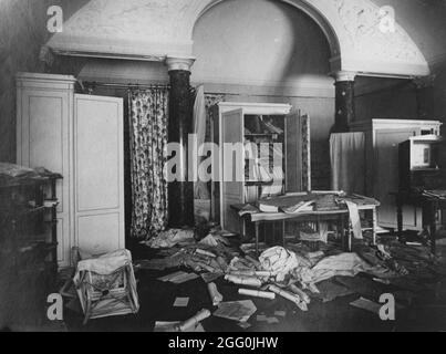 Le Palais d'hiver de Saint-Pétersbourg a pillé et endommagé après la Révolution d'octobre. Saint-Pétersbourg, Russie, 8 novembre 1917. Banque D'Images