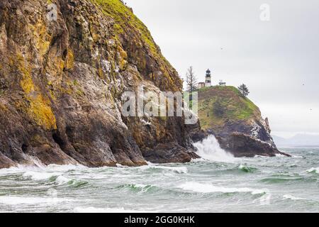 Cape déception State Park, Washington, États-Unis. Surf s'écrasant sur les rochers du parc national de Cape déception. Banque D'Images