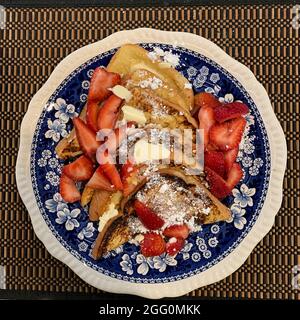 Pain grillé aux fraises et sucre en poudre. Banque D'Images