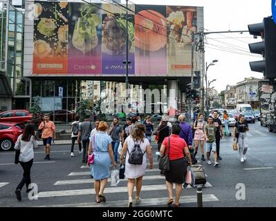 Bucarest, Roumanie - 26 août 2021 : les gens traversent la rue jusqu'à l'hôtel Sheraton Bucharest situé à Calea Dorobantilor, à Bucarest, en Roumanie. Banque D'Images