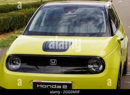 Bucarest, Roumanie - 26 août 2021 : une voiture électrique Honda e est présentée par un concessionnaire automobile dans une rue de Bucarest. Banque D'Images