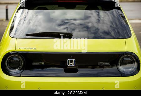 Bucarest, Roumanie - 26 août 2021 : une voiture électrique Honda e est présentée par un concessionnaire automobile dans une rue de Bucarest. Banque D'Images