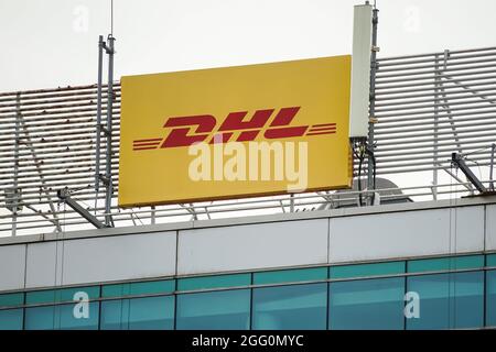 Bucarest, Roumanie - 26 août 2021 UN logo de la compagnie de livraison, de messagerie, de colis et de courrier express DHL est visible sur une levée d'aveugle à Bucarest. THI Banque D'Images