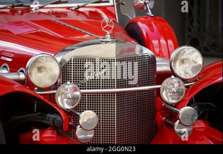 Bucarest, Roumanie - 19 août 2021 : une voiture rouge Excalibur des années 1970 SS est garée devant le Marmorosch Bucarest, Autograph Collection Hotels de Ma Banque D'Images