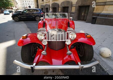 Bucarest, Roumanie - 19 août 2021 : une voiture rouge Excalibur des années 1970 SS est garée devant le Marmorosch Bucarest, Autograph Collection Hotels de Ma Banque D'Images