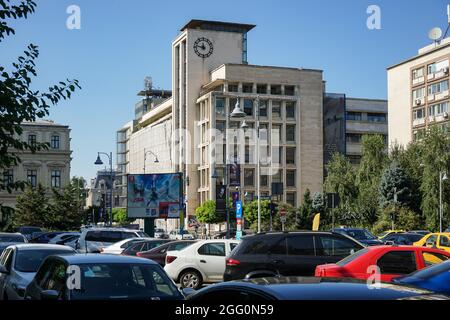 Bucarest, Roumanie - 17 août 2021 : la construction du Ministère de l'économie, le Palais des monopoles d'État, construit selon les plans de l'arh Banque D'Images