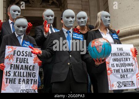 LONDRES, ANGLETERRE - AOÛT 27 2021, extinction les manifestants de la rébellion ont lieu dans la Marche de l'argent du sang à la Banque d'Angleterre Londres Banque D'Images