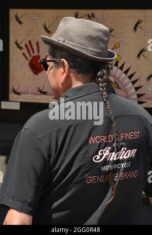 Un artiste amérindien porte un T-shirt de moto indien au marché indien annuel de Santa Fe, au Nouveau-Mexique. Banque D'Images