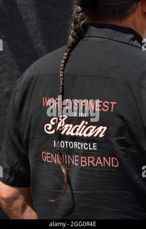 Un artiste amérindien porte un T-shirt de moto indien au marché indien annuel de Santa Fe, au Nouveau-Mexique. Banque D'Images