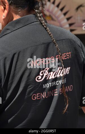 Un artiste amérindien porte un T-shirt de moto indien au marché indien annuel de Santa Fe, au Nouveau-Mexique. Banque D'Images