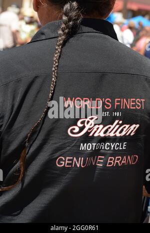 Un artiste amérindien porte un T-shirt de moto indien au marché indien annuel de Santa Fe, au Nouveau-Mexique. Banque D'Images