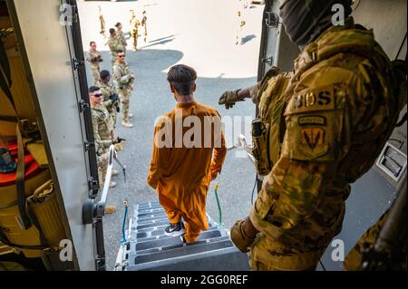 Les évacués arrivent à bord d'un avion C-17 Globemaster III à la base aérienne Ali Al Salem, au Koweït, le 23 août 2021. Les aviateurs de la U.S. Air Force aident à évacuer les Américains et le personnel civil allié de l'Afghanistan. (É.-U. Photo de la Force aérienne par le sergent d'état-major. Daryn Murphy) Banque D'Images