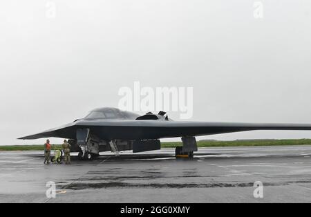 Deux bombardiers furtifs B-2 Spirit, affectés à la base aérienne de Whiteman, Missouri, quittent la base aérienne de Keflavik, en Islande, le 25 août 2021. Les bombardiers furtifs s'intègrent aux pygargues F-15 des forces aériennes américaines en Europe dans le cadre d'une opération d'entraînement conjointe sur le théâtre européen. La formation avec des alliés et des partenaires, ainsi qu'avec d'autres unités de la Force aérienne des États-Unis, établit des relations stratégiques qui sont essentielles pour des interventions opportunes et coordonnées au besoin. (É.-U. Photo de la Force aérienne par Airman 1ère classe Victoria Hommel) Banque D'Images