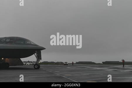 Deux bombardiers furtifs B-2 Spirit, affectés à la base aérienne de Whiteman, Missouri, quittent la base aérienne de Keflavik, en Islande, le 25 août 2021. Les bombardiers furtifs s'intègrent aux pygargues F-15 des forces aériennes américaines en Europe dans le cadre d'une opération d'entraînement conjointe sur le théâtre européen. La formation avec des alliés et des partenaires, ainsi qu'avec d'autres unités de la Force aérienne des États-Unis, établit des relations stratégiques qui sont essentielles pour des interventions opportunes et coordonnées au besoin. (É.-U. Photo de la Force aérienne par Airman 1ère classe Victoria Hommel) Banque D'Images