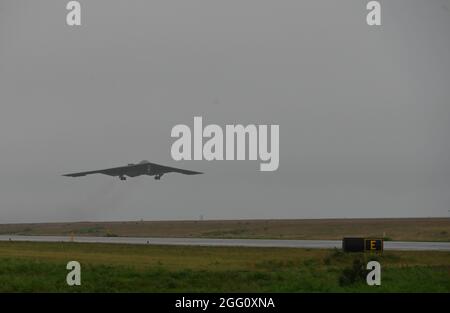 Deux bombardiers furtifs B-2 Spirit, affectés à la base aérienne de Whiteman, Missouri, quittent la base aérienne de Keflavik, en Islande, le 25 août 2021. Les bombardiers furtifs s'intègrent aux pygargues F-15 des forces aériennes américaines en Europe dans le cadre d'une opération d'entraînement conjointe sur le théâtre européen. La formation avec des alliés et des partenaires, ainsi qu'avec d'autres unités de la Force aérienne des États-Unis, établit des relations stratégiques qui sont essentielles pour des interventions opportunes et coordonnées au besoin. (É.-U. Photo de la Force aérienne par Airman 1ère classe Victoria Hommel) Banque D'Images