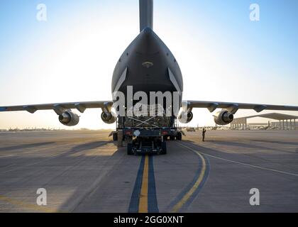 Le personnel de la Force aérienne américaine affecté au 378e Escadron de préparation à la logistique expéditionnaire charge des palettes sur une US Air Force C-17 Globemaster III, base aérienne de Prince Sultan, Royaume d'Arabie saoudite, le 18 août 2021. La 378e Escadre expéditionnaire aérienne fournit un soutien aérien, des capacités logistiques, de la main-d'œuvre et des ressources au Centre des forces aériennes des États-Unis à l'appui des opérations d'évacuation des non-combattants en Afghanistan. (É.-U. Photo de la Force aérienne par le premier Airman Samuel Earick) Banque D'Images