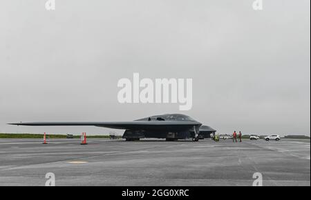 Deux bombardiers furtifs B-2 Spirit, affectés à la base aérienne de Whiteman, Missouri, quittent la base aérienne de Keflavik, en Islande, le 25 août 2021. Les bombardiers furtifs s'intègrent aux pygargues F-15 des forces aériennes américaines en Europe dans le cadre d'une opération d'entraînement conjointe sur le théâtre européen. La formation avec des alliés et des partenaires, ainsi qu'avec d'autres unités de la Force aérienne des États-Unis, établit des relations stratégiques qui sont essentielles pour des interventions opportunes et coordonnées au besoin. (É.-U. Photo de la Force aérienne par Airman 1ère classe Victoria Hommel) Banque D'Images