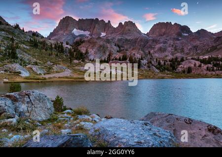 Coucher de soleil, les minarets, lac Ediza, Ansel Adams Wilderness, Inyo National Forest, Est de la Sierra, Californie Banque D'Images