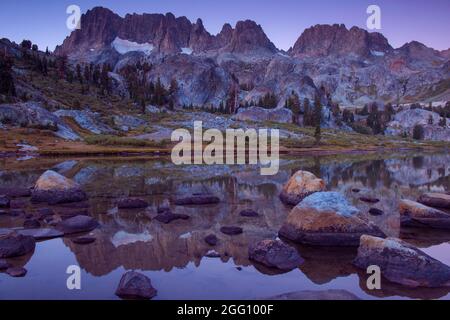 L'aube, les Minarets, Ediza Lake, Ansel Adams Wilderness, Inyo National Forest, l'Est de la Sierra, en Californie Banque D'Images