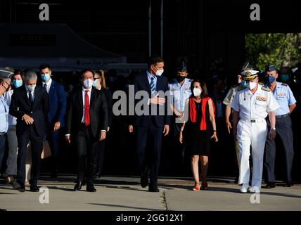 (210828) -- MADRID, le 28 août 2021 (Xinhua) -- le Premier ministre espagnol Pedro Sanchez (C) arrive pour attendre que des personnes évacuées d'Afghanistan dans un aéroport militaire de Madrid (Espagne), le 27 août 2021. Le gouvernement espagnol a déclaré vendredi qu'il avait terminé son opération d'évacuation des Espagnols et des Afghans qui avaient travaillé avec les autorités espagnoles en Afghanistan. Le dernier vol espagnol de Kaboul devait atterrir à l'aéroport militaire de Torrejon de Ardoz à Madrid vendredi soir, portant à 2,206 le nombre d'Afghans évacués par les Espagnols, selon le Premier ministre espagnol Pedro Sanche Banque D'Images