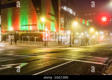 NEW WESMINSTER, CANADA - 24 DÉCEMBRE 2020 : rue nocturne avec éclairage brumeux matin. Banque D'Images