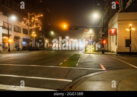 NEW WESMINSTER, CANADA - 24 DÉCEMBRE 2020 : rue nocturne avec éclairage brumeux matin. Banque D'Images