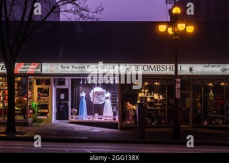 NEW WESMINSTER, CANADA - 24 DÉCEMBRE 2020 : rue nocturne avec éclairage brumeux matin. Banque D'Images