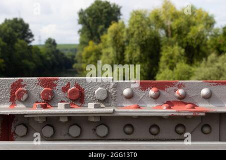 La main courante du pont est reliée par un boulon, un écrou et un rivet peints avec de la peinture primaire Banque D'Images